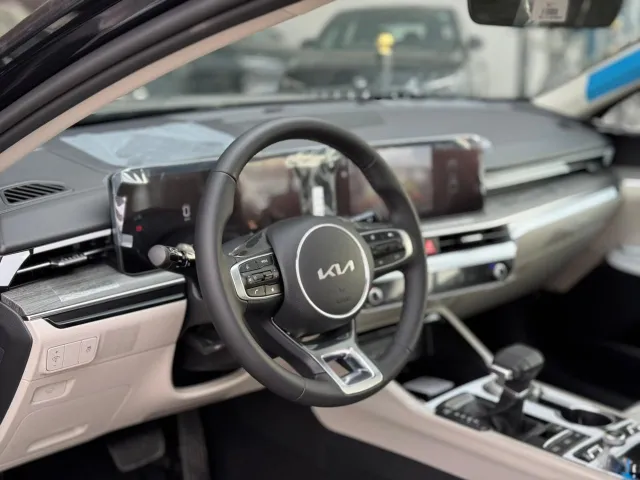 المقصورة الداخلية لـ كيا K5 2026 GLS نص فل 2.5 لتر